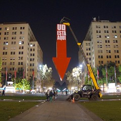"Ud. está aquí"  #GrupoGrifo - Chile  Plaza de la ciudadanía   > "La flecha apunta a un mensaje cargado de humor y reflexión sobre el espacio de la ciudadanía, señalando la ubicación de cada persona en un lugar iconico de la ciudad"  @hechoencasafest | Dí