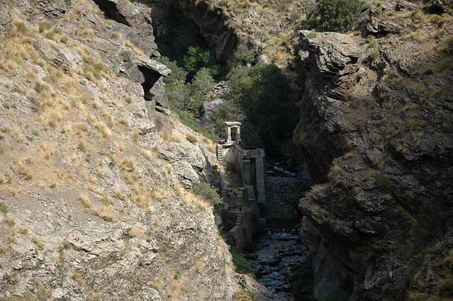 d0806342 | Blick in die Schlucht des Rio Trevélez bei Busquistar, Taha de Pitres. Andalusien, 20.09.2008