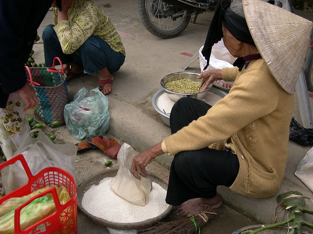 VIETNAM , Hoi An - Reis - frau auf dem Markt