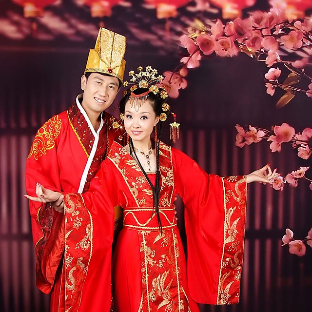 Китайский жених. Традиционная китайская свадьба. Традиционная корейская свадьба. Свадьба в Китае традиции. Свадебный наряд китайцев.