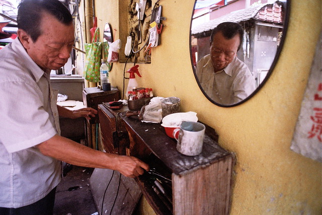 KL Chinatown : Street barber (2)