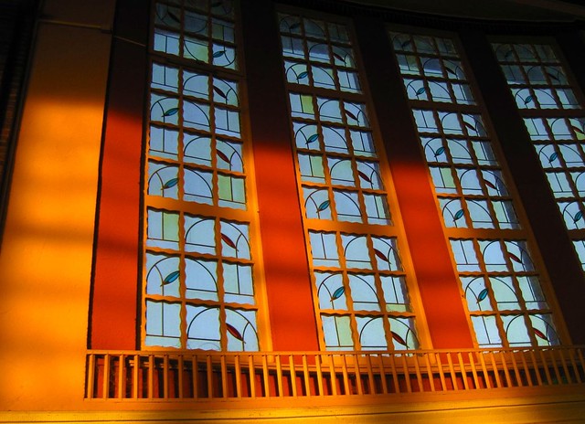 ein schönes altes Fenster im Flensburger Bahnhof im Abendschein