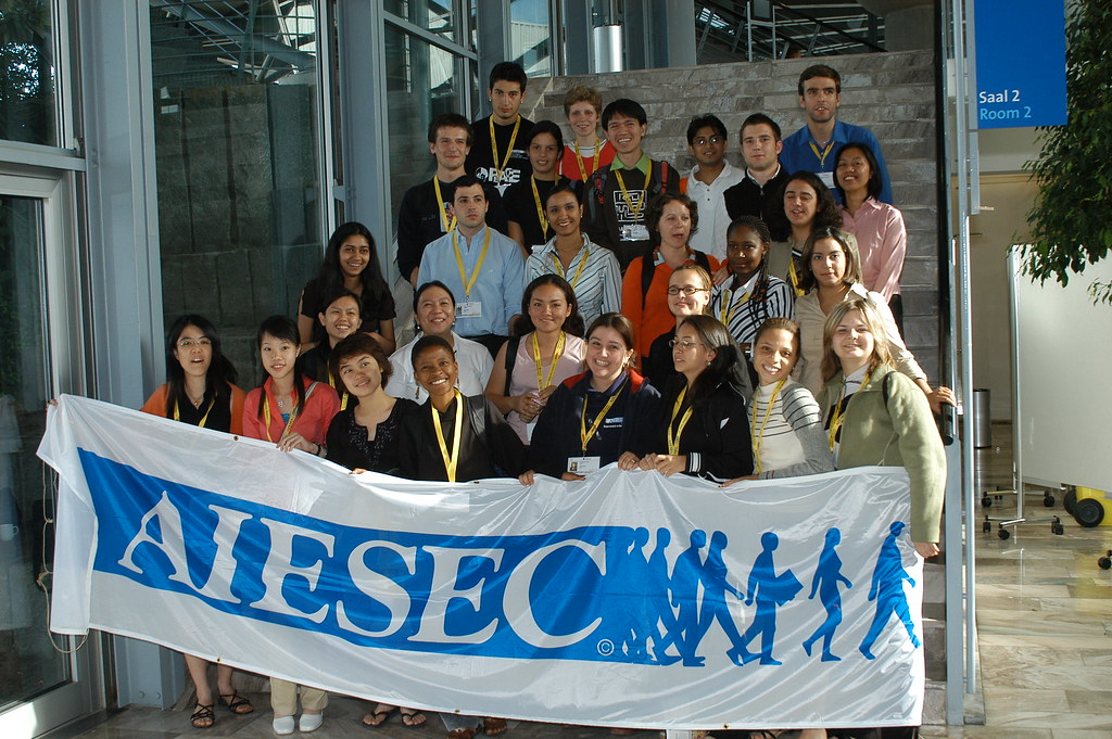 Международные организации студентов. Айсек Международная Молодежная организация. Международная Студенческая организация AIESEC. AIESEC международные стажировки. Международная Молодежная организация «AIESEC» логотип.