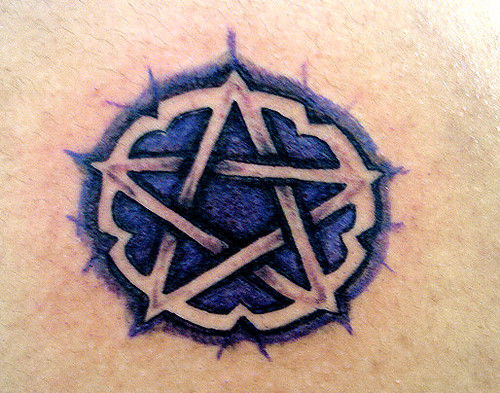 tatuagem pentagrama nas costas