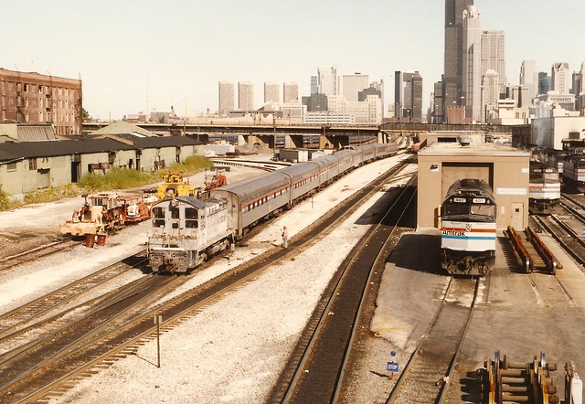 AMTRAK0022 SW8 No. 564 switching at Chicago in September 1992. On the right F40PH2 No. 407 (photo Denayre)
