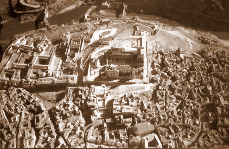 El Alcázar, destruído por los bombardeos republicanos de 1936. Foto tomada hacia 1945.