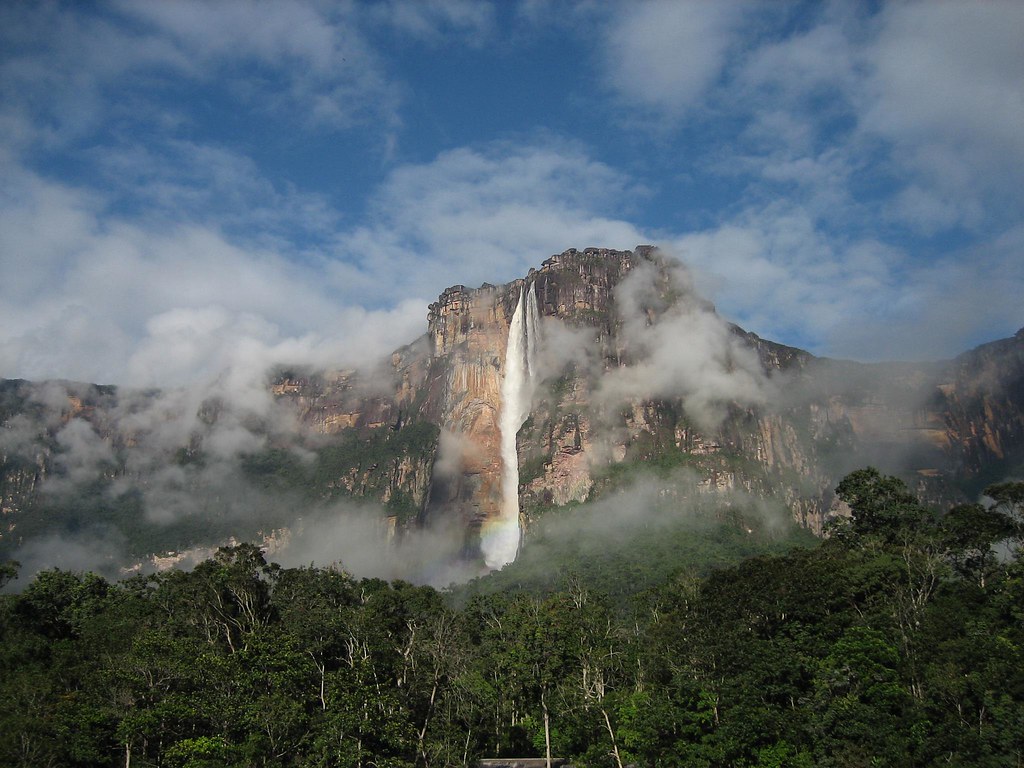 Водопад на гвианском плоскогорье. Водопад Анхель Венесуэла. Гвианское плоскогорье водопад Анхель. Горы Тепуи водопад Анхель. Тепуи Венесуэла.