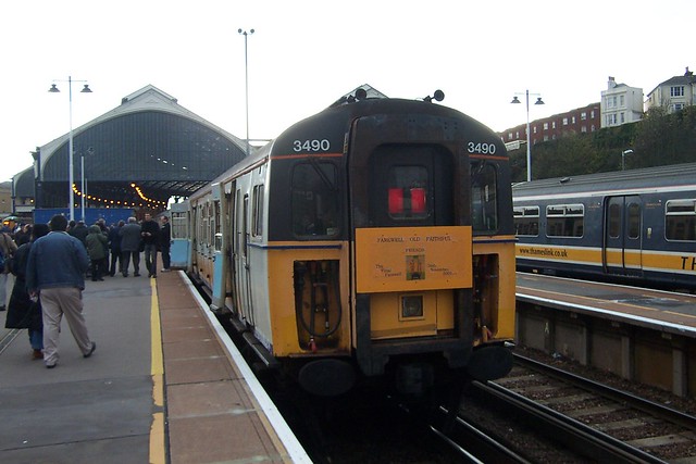 Southern Class 423 4-VEP 3490 Brighton 26/11/05