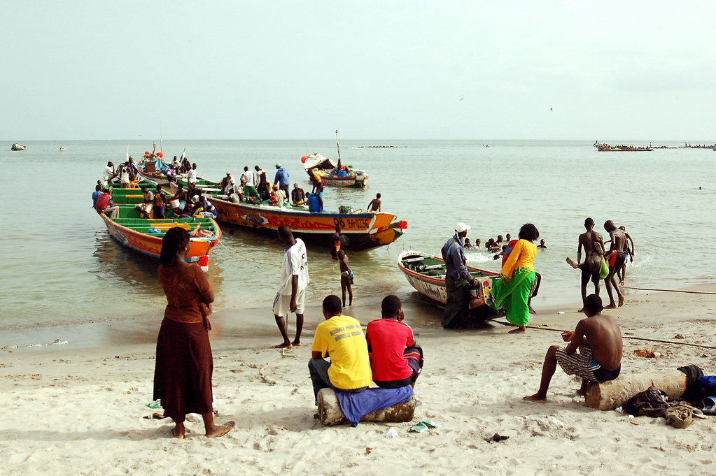 Llegada de pescadores en la playa de Rufisque