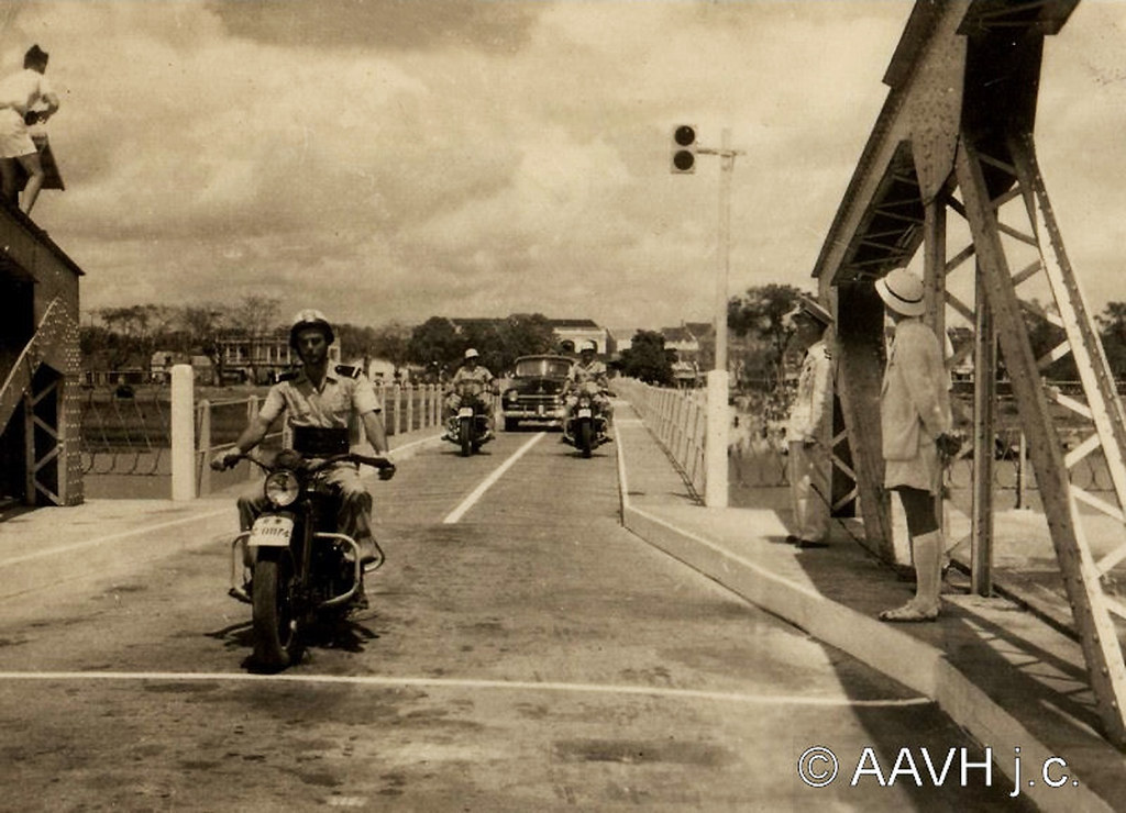 AP1853-Morin-Husson - Hué, 1948 – Inauguration du pont par le général Le Bris (6)