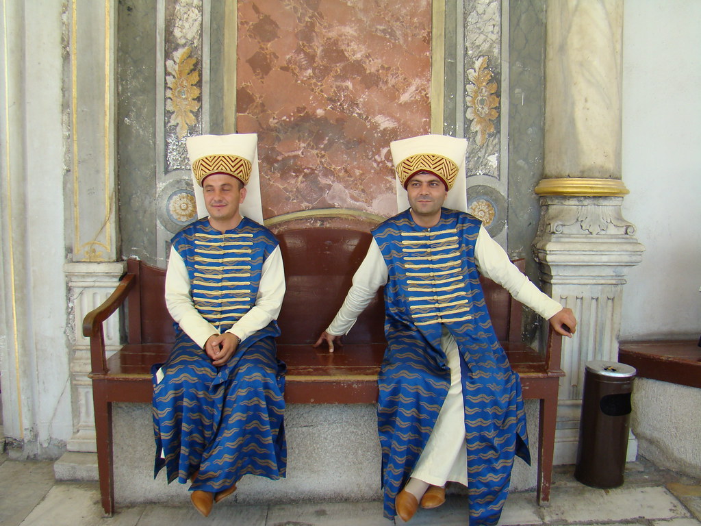 hombres vestidos de epoca puerta de la Felicidad entrada a… | Flickr