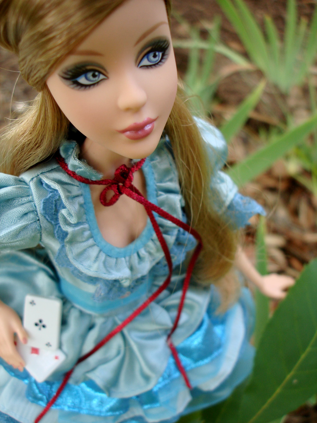 Alice buy. Барби Алиса в Зазеркалье 2007. Кукла Алиса. Кукла Барби Алиса. Кукла Барби Алиса в стране чудес.