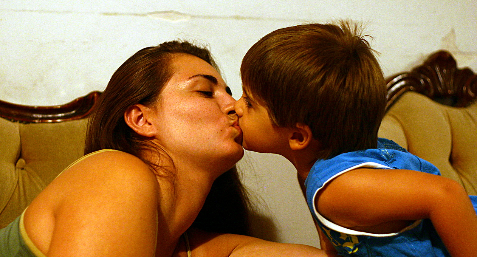 Куни молодой маме. Поцелуй сына. Мама целует в губы. Женщина целует мальчика. Мать взасос.
