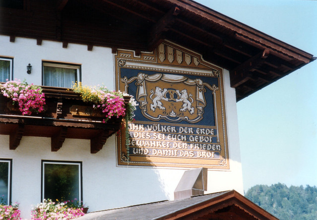 SAVE0287. Salzburger Land - Detail of a beautiful flowered house,  with a grain of wisdom.-  Salisburghese - Dettaglio di una bella casa fiorita e con un grano di saggezza popolare.