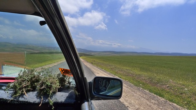 A drive on the Kik Plateau
