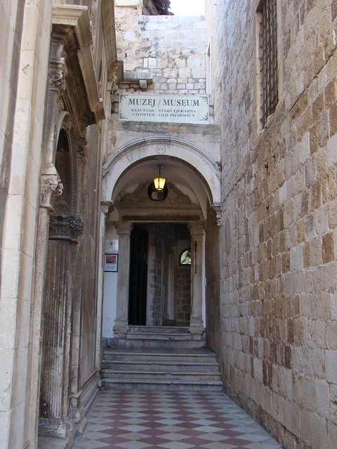 puerta entrada exterior botica Farmacia en claustro del Convento Franciscano Dubrovnik Croacia 02