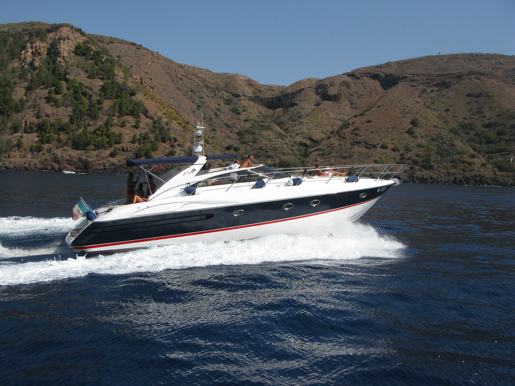 Motoscafo acqua blu
