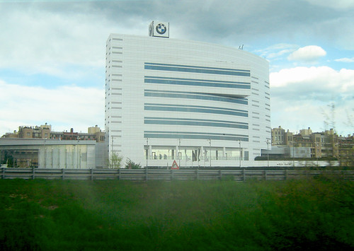 Palazzo BMW Italia visto dal treno | La sede della BMW ...