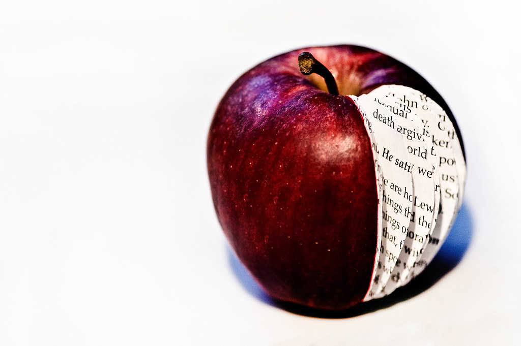 Д яблам. Яблоко книга. Яблоко на книжках. Философское яблоко. Книга в яблочко.