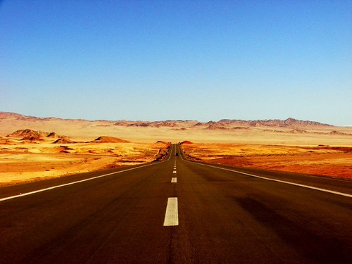 Estrada no meio do deserto | by motoreality