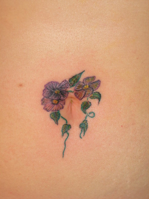 whispy lil'flowers 'round the navel