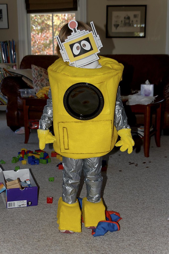 Игра костюм робота. Костюм робота. Костюм робота для мальчика. Костюм робота из коробки для мальчика. Робот костюм для ребенка.