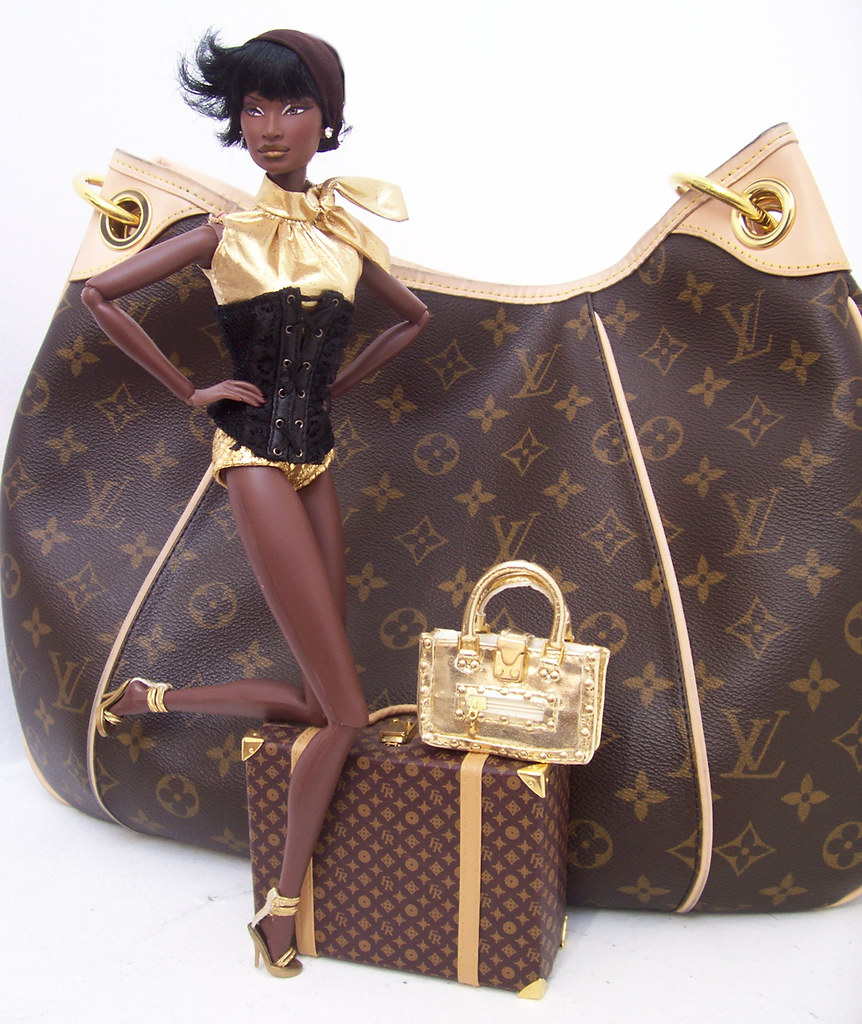 Gold Rush Nakia | Louis Vuitton Galliera pm Purse in the bac… | Flickr