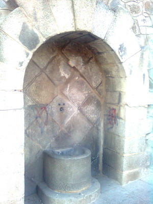 Fuente abandonada en Subida de Alfonso VI junto al Parque de la Vega (Paseo de Merchán)