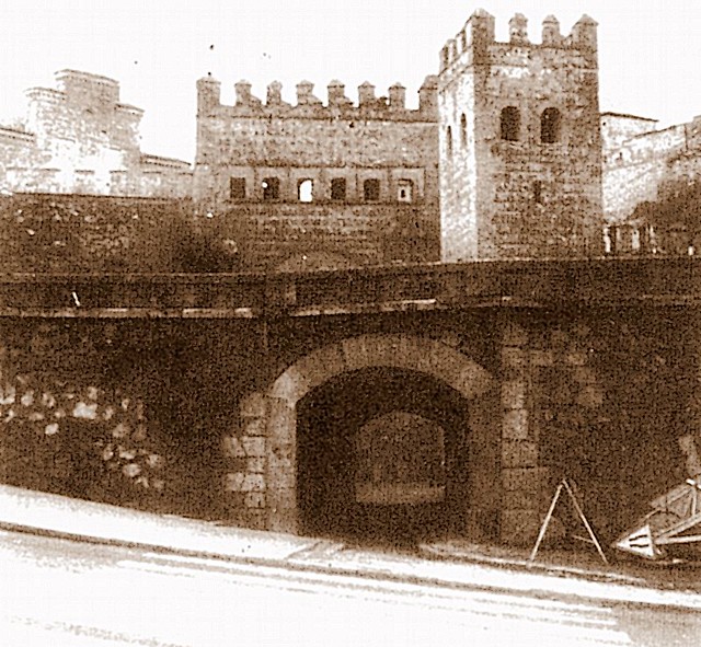 Aspecto del entorno de la Puerta de Alfonso VI justo antes de la remodelación de la zona. Finales de 1976, fotografía de Rafael del Cerro Malagón