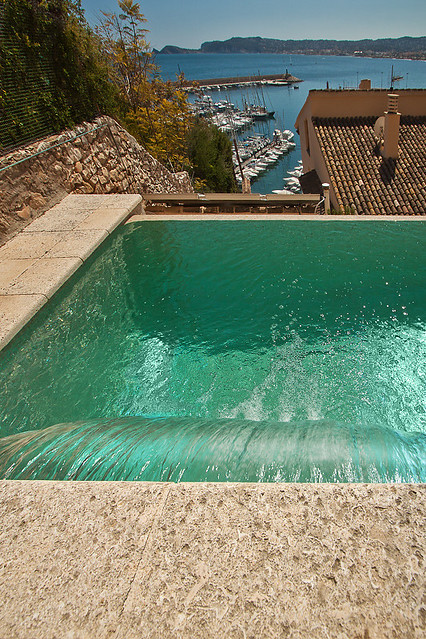 Cascada de agua en piscina, Piscina desbordante con gresite…