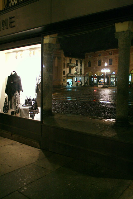 il negozio,il riflesso, la piazza ,la pioggia ..