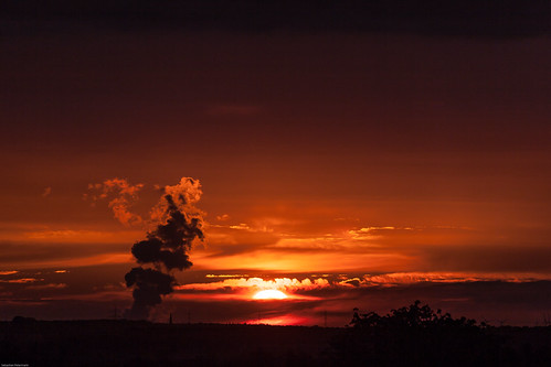 sun - Sonne - de zon - sol - güneş - שֶׁמֶשׁ by Sebastian Petermann, gesehen aus meinem Fenster - ein Fernblick auf die Dampfwolken des Kraftwerkes Weisweilersky sonnenu