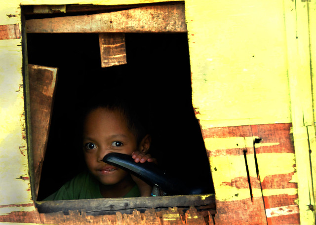 Rajawali, Makassar - Little boy looking through the Window