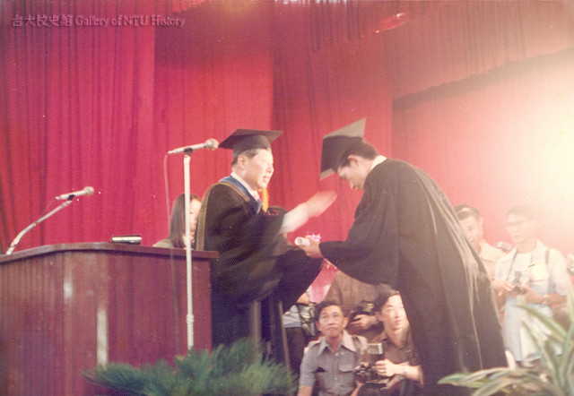 代表領畢業證書1977