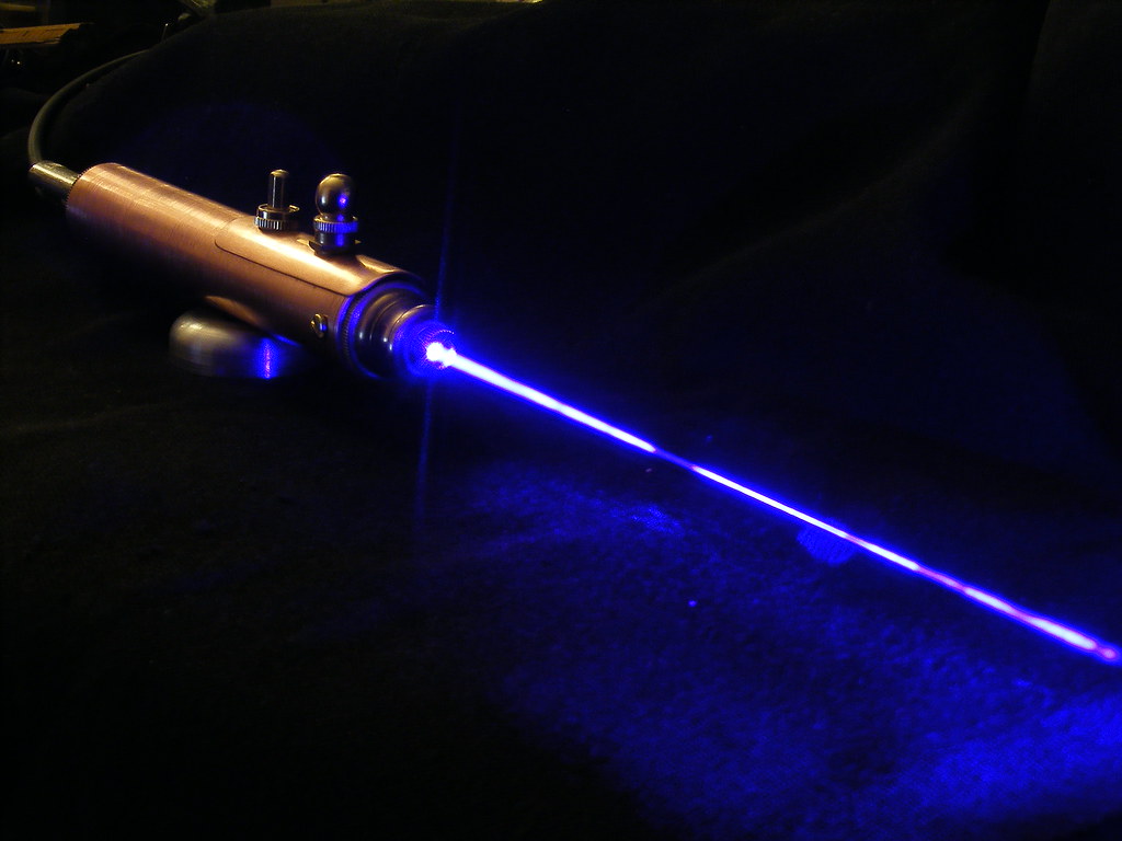Лазер непрерывной волны. Лазер Space лазерная указка. 300kw Laser лазерный. Углекислотный лазер (co2-лазер). Газодинамический co2 лазер ГДЛ рд0600.