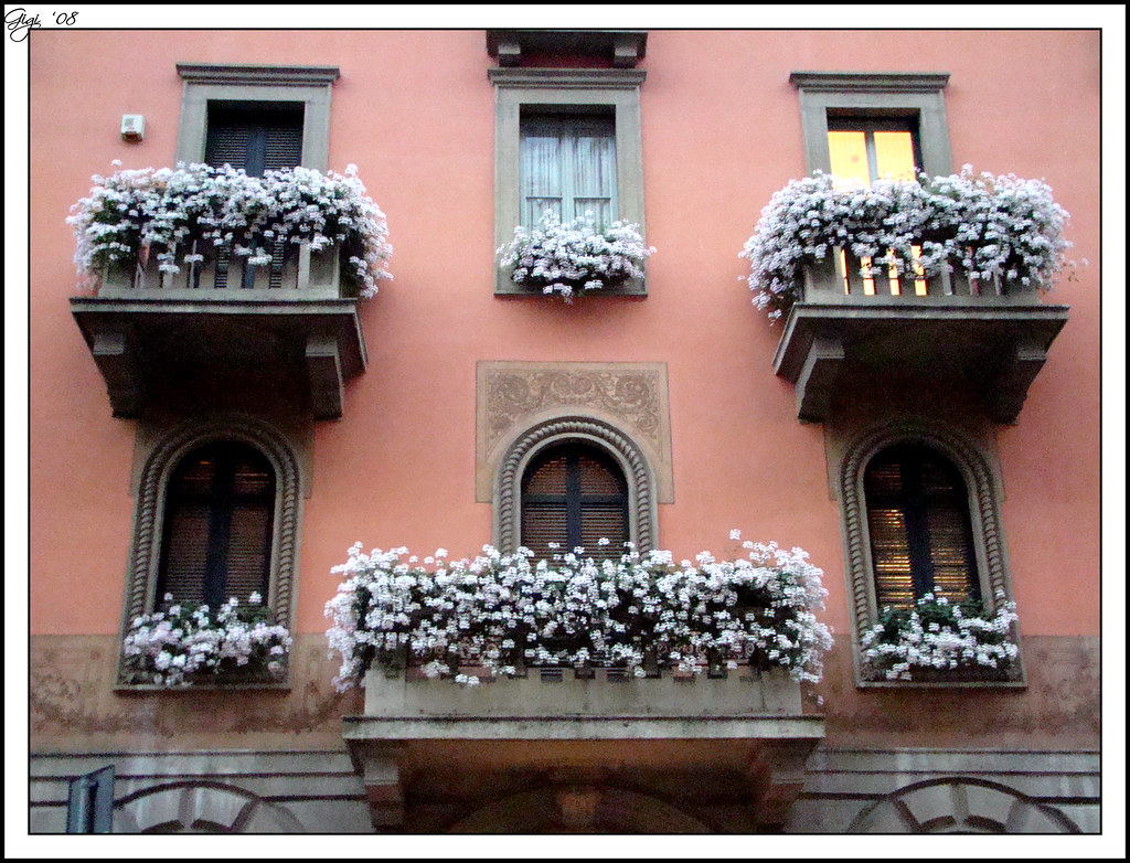 Hello, Milano...chiama...Taormina - Centro città  /  Hello, Milan...calls...Taormina - City center by G.hostbuster (Gigi)