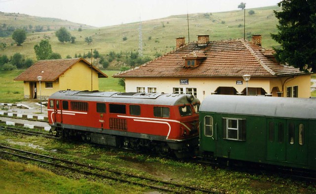 Avramovo station -Аврамово -  Bulgaria 1997 75 006-7,760mm narrow-gauge passenger train