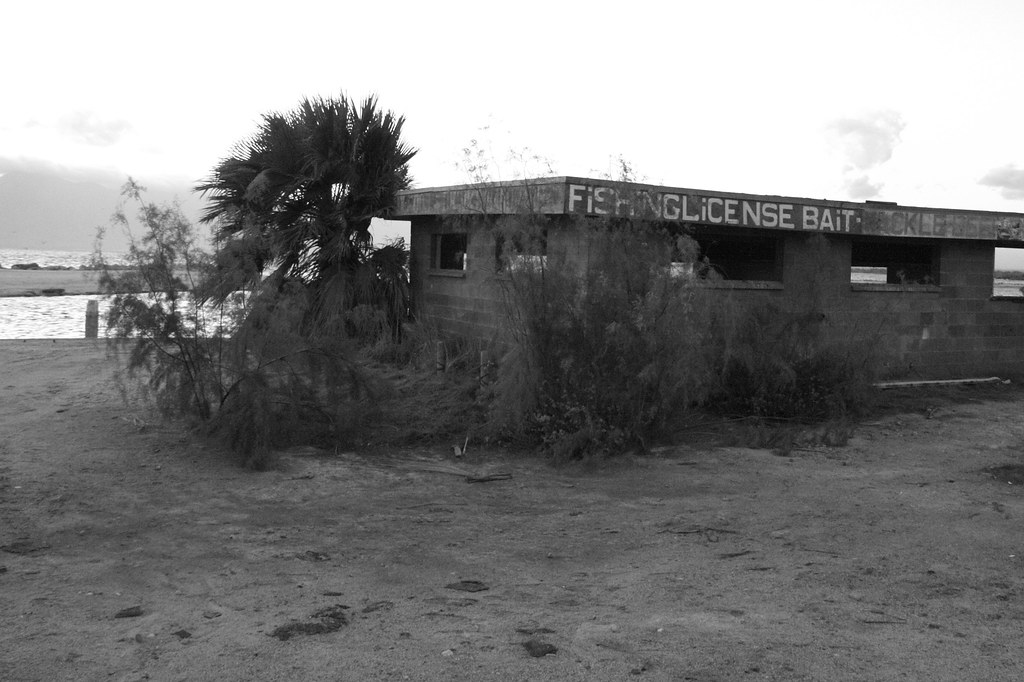 Abandoned bait and tackle shop at North Shore Beach. Salto…