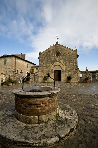 Monteriggioni, Toscana (la chiesa) by fabio c. favaloro