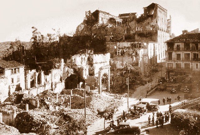 Zocodover, destruído por los bombardeos republicanos de 1936