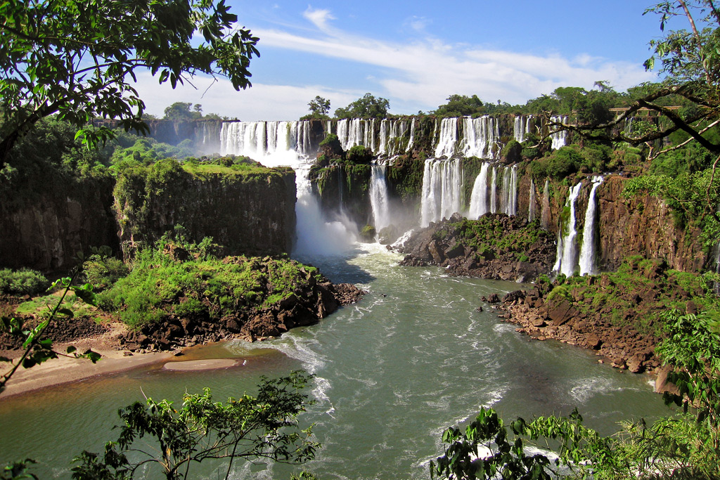 Бразилия природный мир. Бразилия водопады Игуасу. Игуасу (национальный парк, Аргентина). Природа с водопадами Игуасу. Водопад в Бразилии.