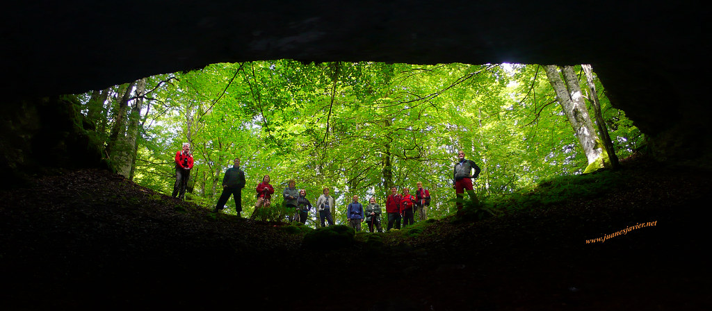 02682-002.jpg Cueva Lubierri (boca oeste) con el grupo de la excursión de Aranzadi
