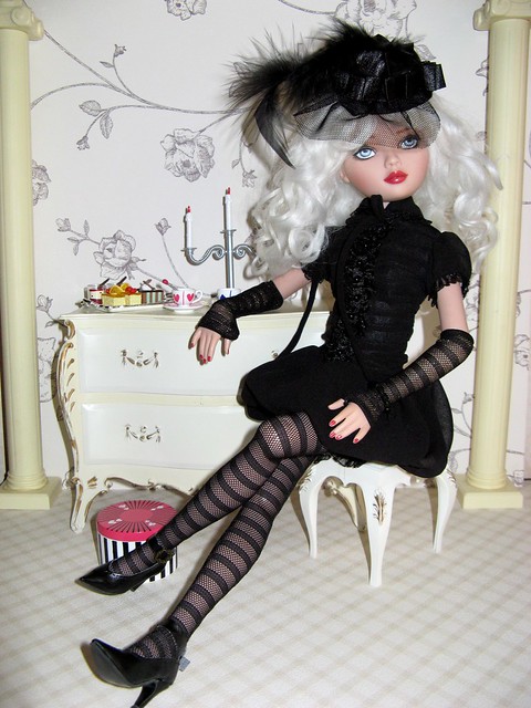 ELLOWYNE WILDE WO Oh my Goth outfit & Sindy chest of drawer