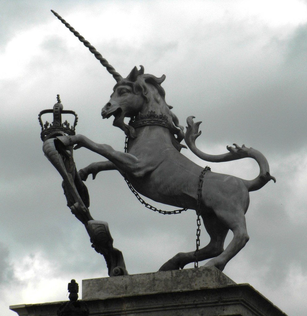 Зачем единорогу рог. Единорог символ Шотландии. Юникорн символ Шотландии. Магдебургский Единорог. Магдебургский скульптура.