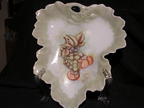 porcelain serving dish | by porcelynns