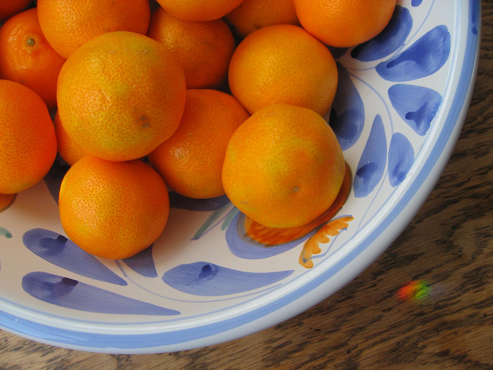 У отца есть 5 различных апельсинов. Апельсины, вес. Кушает апельсин. Ешьте апельсины. Апельсин без кожуры.