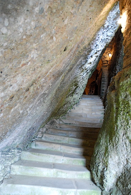 Église rupestre Sainte-Marie de Vals (Ariège). L'entrée de la crypte par une fente dans le rocher
