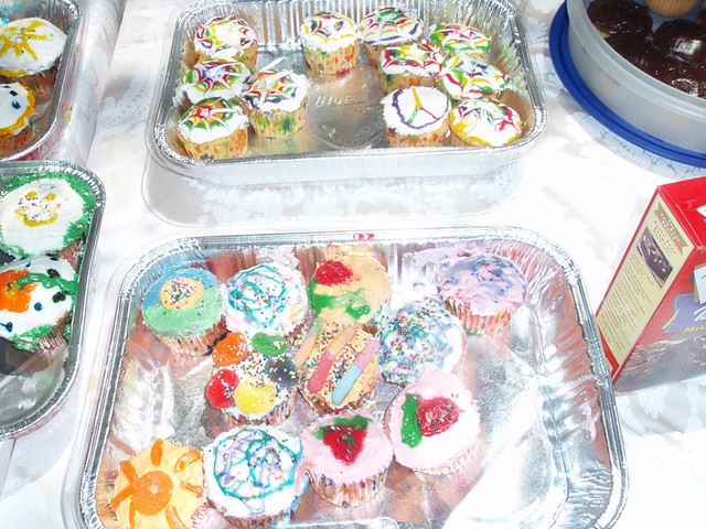 bake-sale-cupcakes-the-very-kind-people-of-duncan-hines-in-flickr