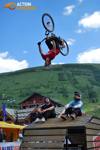 Dirt Demo, Backflip au dessus des montagnes | by Action Cameras FR