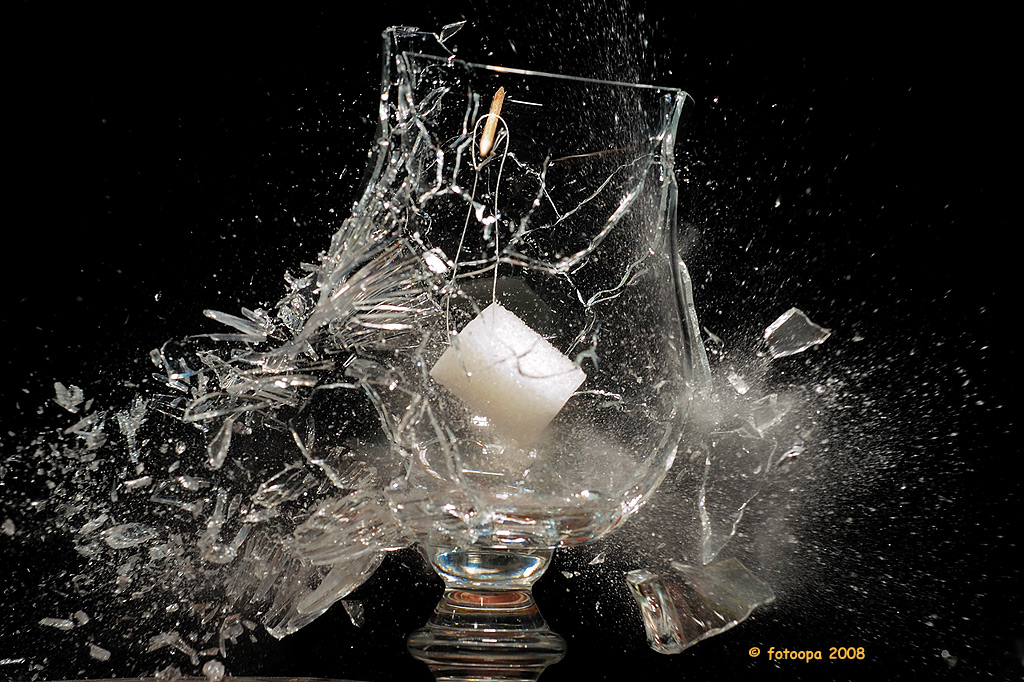 Разбилась стеклянный стакан. Разбитое стекло. Разбитый стеклянный стакан. Разбитый хрусталь.